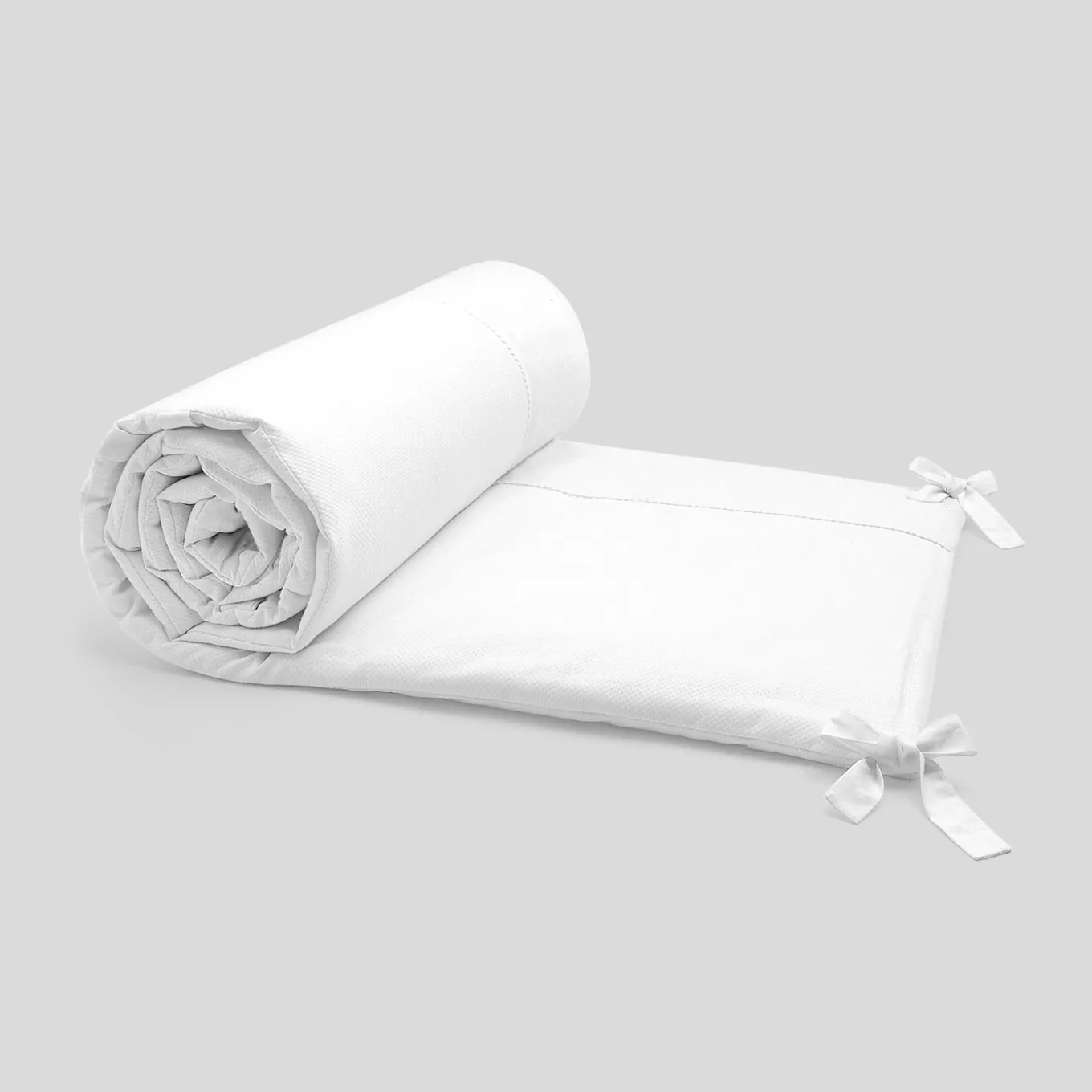 Tour de lit brodé à la main - blanc jacadi