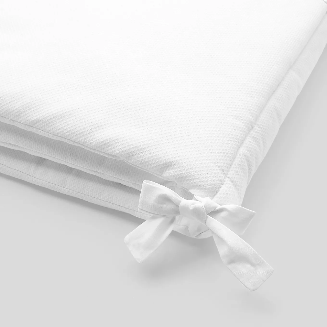 Tour de lit brodé à la main - blanc jacadi